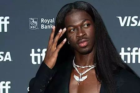 "Une possible overdose": le chanteur américain Lil Nas X arrêté, défilant dans les rues de Los Angeles en slip et santiags