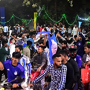 Χιλιάδες στην πρωτεύουσα του Μπαγκλαντές επευφημούν την κατάκτηση του Παγκοσμίου Κυπέλλου της Αργεντινής