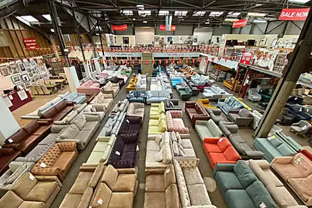 Μη πωλημένοι καναπέδες από την αγορά ευκαιρίας
