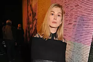 羅莎蒙德派克分享了與皮爾斯布魯斯南拍攝性愛場景時犯下的“令人尷尬”的失誤