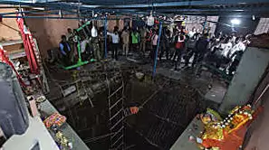 36 personas murieron tras caer en un pozo en un templo hindú en la India| Video