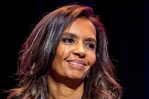 "Deux mois après son arrêt cardiaque" : Karine Le Marchand annonce un grand retour dans son équipe après une sacrée frayeur