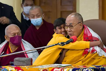 Δαλάι Λάμα: Απολογήθηκε για το φιλί στο στόμα σε παιδί Δαλάι Λάμα: Απολογήθηκε για το φιλί στο στόμα σε παιδί