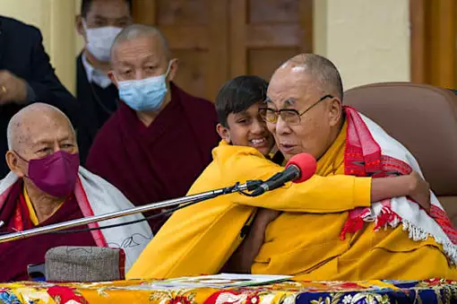 Δαλάι Λάμα: Απολογήθηκε για το φιλί στο στόμα σε παιδί Δαλάι Λάμα: Απολογήθηκε για το φιλί στο στόμα σε παιδί