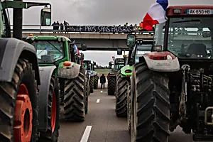 Γάλλοι αγρότες μπλοκάρουν δρόμους, ρίχνουν τα προϊόντα τους καθώς οι διαδηλώσεις πλησιάζουν στο Παρίσι