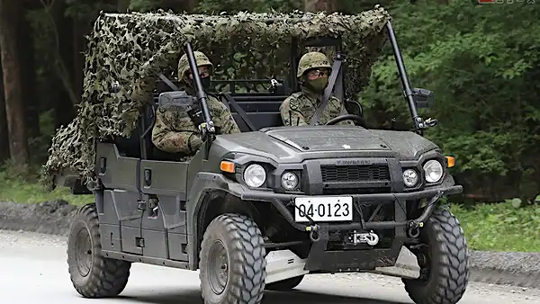 公道禁止の理由がスゴイ 陸自「汎用軽機動車」として採用のカワサキ4輪バギーを実見