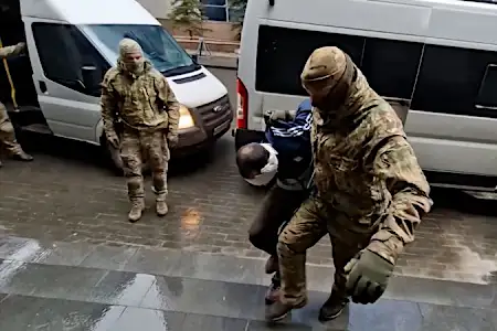 Video perturbador muestra cómo las fuerzas rusas de seguridad someten a los sospechosos del atentado en Moscú