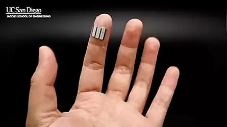 Crean un dispositivo para generar energía con los dedos | Video