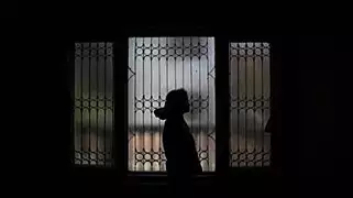印尼15岁少女遭哥哥强奸八次后怀孕 因堕胎被判入狱六个月