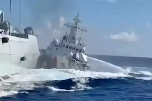 Ο στρατός των Φιλιππίνων κατηγορεί την Κίνα για σύγκρουση δύο πλοίων στη διαφιλονικούμενη Θάλασσα της Νότιας Κίνας