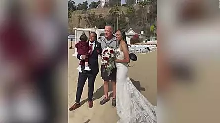 Tom Hanks llega de sorpresa a una boda. Mira la reacción de las novias | Video