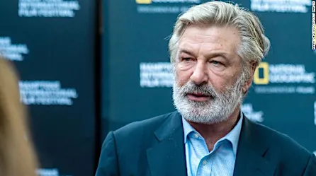Disparos de Alec Baldwin con "arma de utilería" mataron a la directora de fotografía de "Rust"