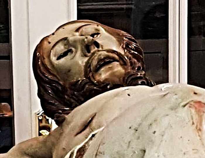 [Fotos] Después de escuchar ruidos extraños, la mujer rompe la estatua de Jesús para averiguar qué es