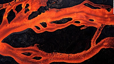 Mira el imparable río de lava que arrastra rocas en La Palma