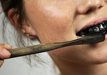 刷牙前在水裡加點這個,牙黃全消失,不用花大錢去洗牙(今晚試試) 刷牙前在水裡加點這個,牙黃全消失,不用花大錢去洗牙(今晚試試)