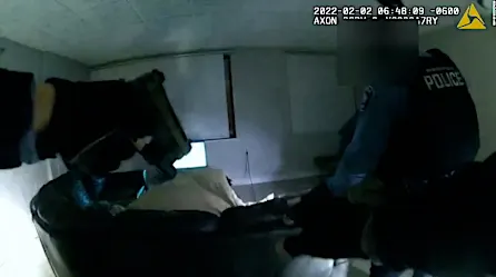 Cámara de policía muestra el momento en el que disparan a un hombre negro en su casa