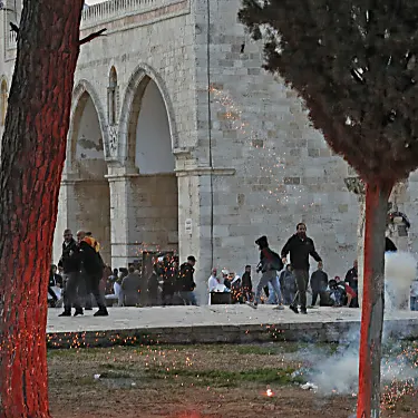Η ισραηλινή αστυνομία εισέβαλε στον ιερό χώρο της Ιερουσαλήμ αφού Παλαιστίνιοι νεαροί πέταξαν πέτρες