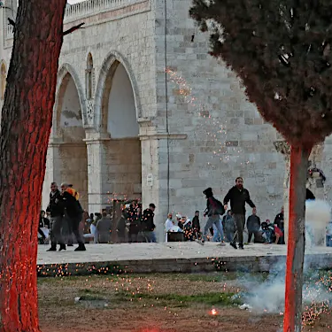 Η ισραηλινή αστυνομία εισέβαλε στον ιερό χώρο της Ιερουσαλήμ αφού Παλαιστίνιοι νεαροί πέταξαν πέτρες