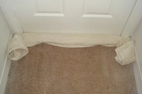 [Pics]  Place a towel under the door of your hotel room - This is the reason