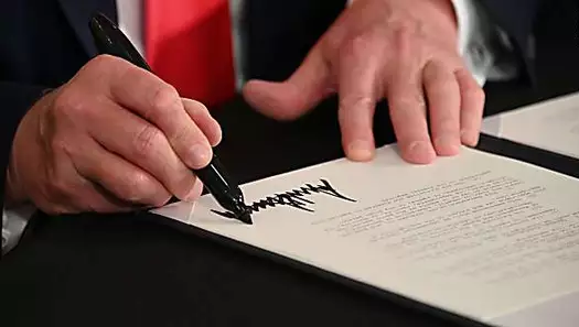 Trump firma decretos de alivio económico