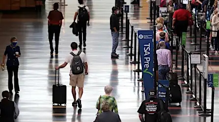 Niños piden a adultos que usen cubrebocas en los aviones