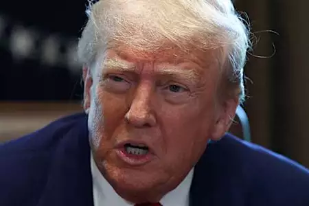 トランプ氏「愚か者に…」　ウクライナと協定、署名の真意とは