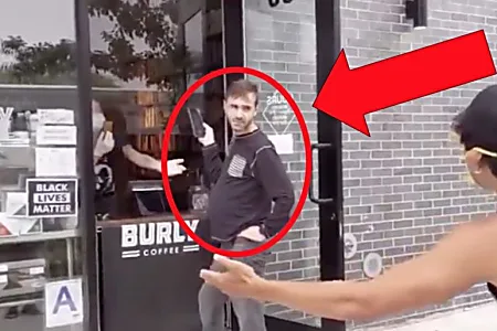 Ο άντρας αρνείται να φορέσει μάσκα σε καφενείο και φωνάζει «All Lives Matter» σε παράλογο ιικό βίντεο