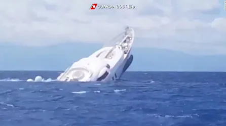Mira el momento en que se hunde un superyate en el Mediterráneo
