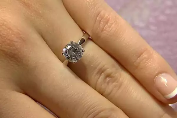 女子賣掉前男友送的戒指，珠寶商告訴她「不可能是真的」。