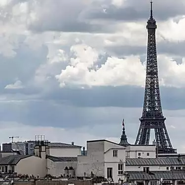 Η Γαλλία υποπτεύεται ξένες παρεμβάσεις μετά τα φέρετρα που άφησαν στον Πύργο του Άιφελ