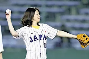 首相夫人が始球式“登板”