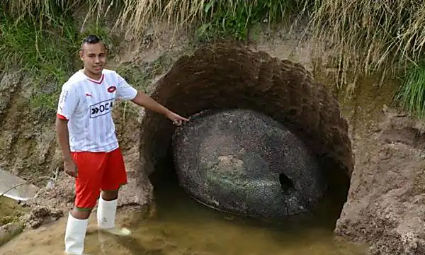 [Gallery] Farmer Finds Giant Mystery Object On His Property, Then Realizes What It Is