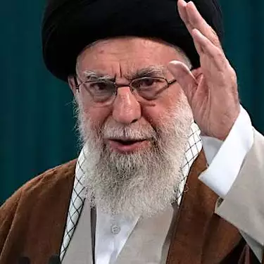 Αλί Χαμενεΐ: Ο παρουσιαστής της κρατικής τηλεόρασης ανακοινώνει με δάκρυα στα μάτια τον θάνατο του ανώτατου ηγέτη - Βίντεο