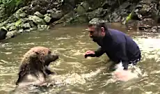 Mamãe Urso faz isso depois que o homem salva seus filhotes de afogamento