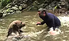 Mamãe Urso faz isso depois que o homem salva seus filhotes de afogamento