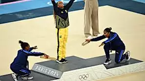 La gimnasta Lee reacciona a la imagen viral de Biles y Chiles reverenciando a Rebeca Andrade