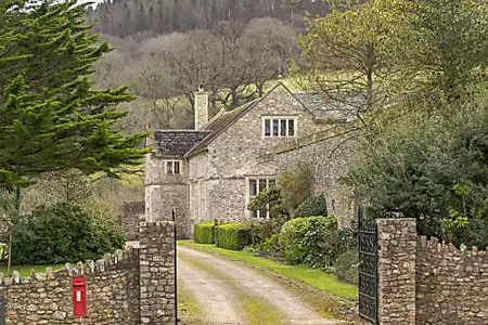 In Rural England, a Manor House Comes With Hundreds of Years of History