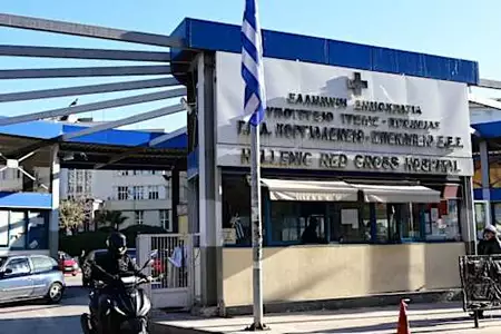 Πέθανε η διευθύντρια που υπέστη ανακοπή έξω από σχολείο στην Ηλιούπολη