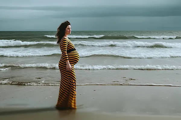 Man photographs pregnant wife on beach but sees something disturbing in the background Man photographs pregnant wife on beach but sees something disturbing in the background
