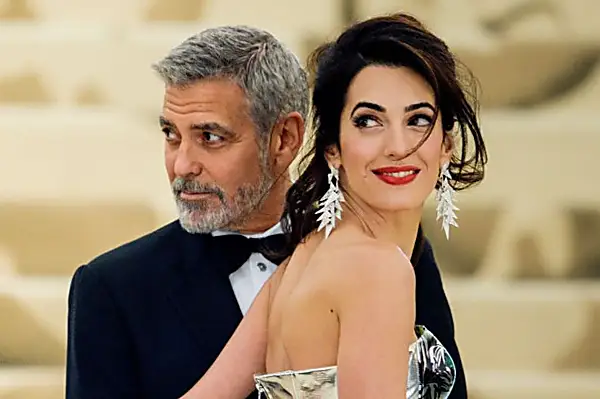 [Φωτογραφίες] Γνωρίστε τον γιο του George Clooney που μοιάζει ακριβώς με τον εμβληματικό μπαμπά του
