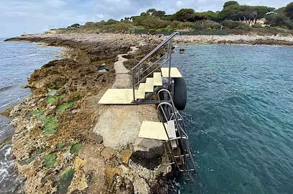 Le propriétaire de cette villa du cap d'Antibes va devoir démonter son escalier et son échelle