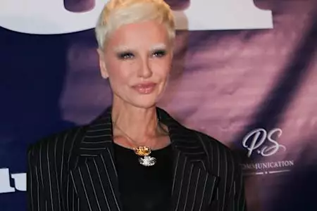 Jusqu'où va-t-elle aller ? Adriana Karembeu s'affiche avec une coupe de cheveux encore plus courte