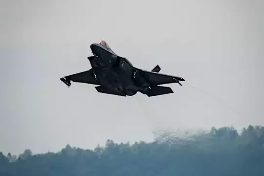 Ce ne seront finalement pas 36 avions mais 30: la Suisse réduit son achat de F-35 américains en raison des surcoûts invoqués par Washington