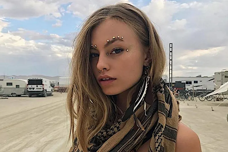 [Gallery] Best Burning Man Outfits Prove That Less Is More