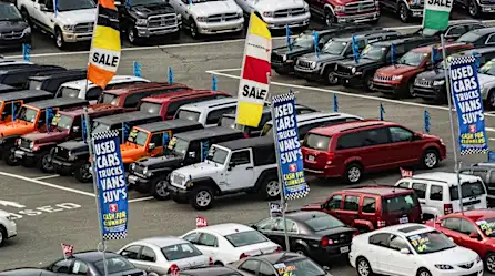 Caracas: Los carros nuevos sin vender casi se regalan.