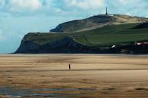 Ce mur de craie géant de 130 mètres de haut qui domine une plage sauvage du Nord