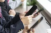 スタバで勉強、手にはブランド品… 今の高校生が「お金を持っている」ように見えるワケ