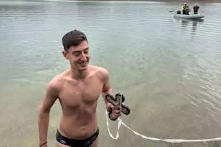 Θεοφάνια στο Δήμο Λίμνης Πλαστήρα: 14χρονος ανέσυρε το σταυρό από την πλαζ Πεζούλας