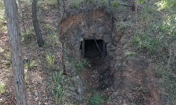 [Fotos] Homem encontra caverna perdida na sua propriedade e no dia seguinte polícia coloca algemas nele