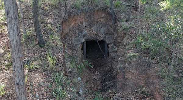 [Fotos] Homem encontra caverna perdida na sua propriedade e no dia seguinte polícia coloca algemas nele